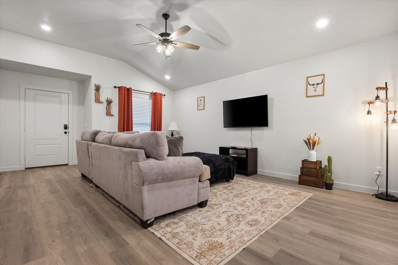 2133 Langford Ave - Photo 3 of 14