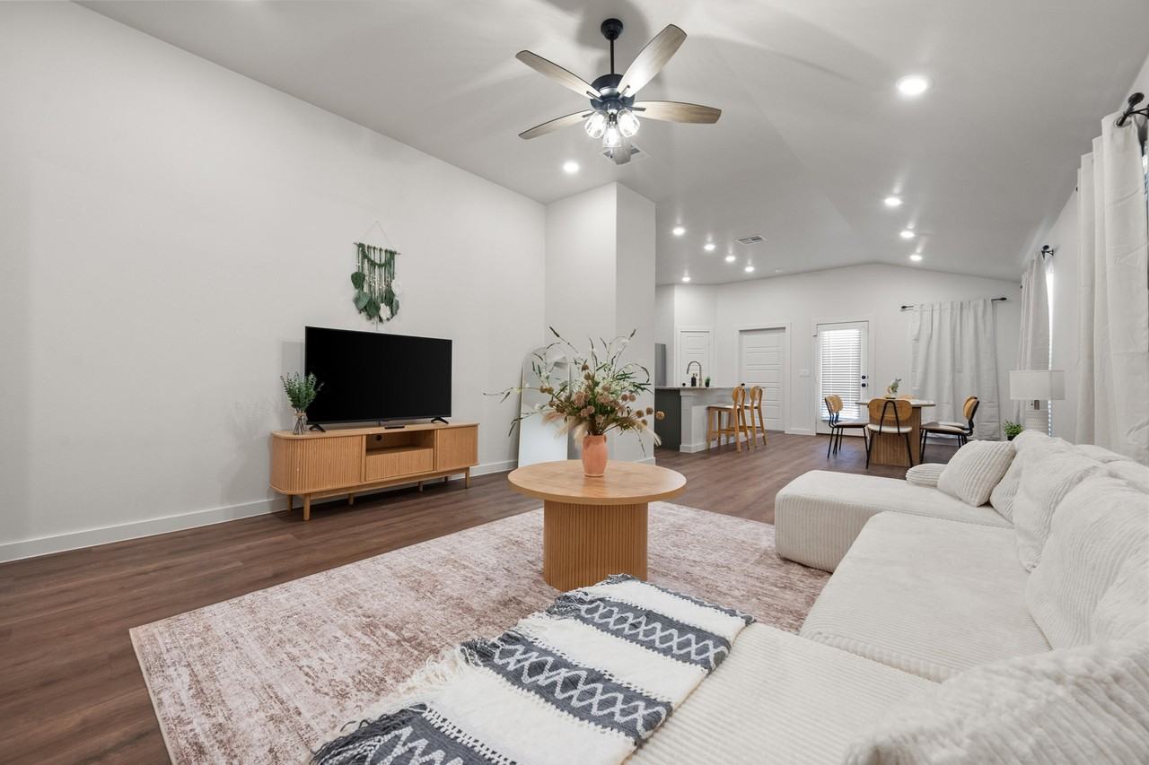2163 Langford Ave - Photo 3 of 13