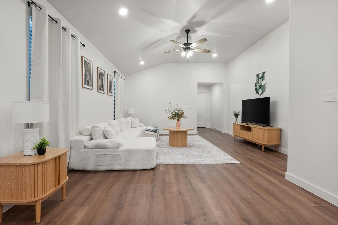 2163 Langford Ave - Photo 4 of 13