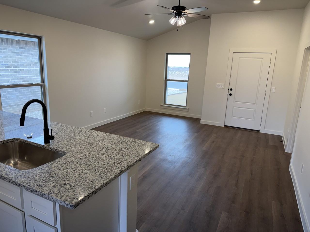 1305 N Chicago Ave - Photo 4 of 19