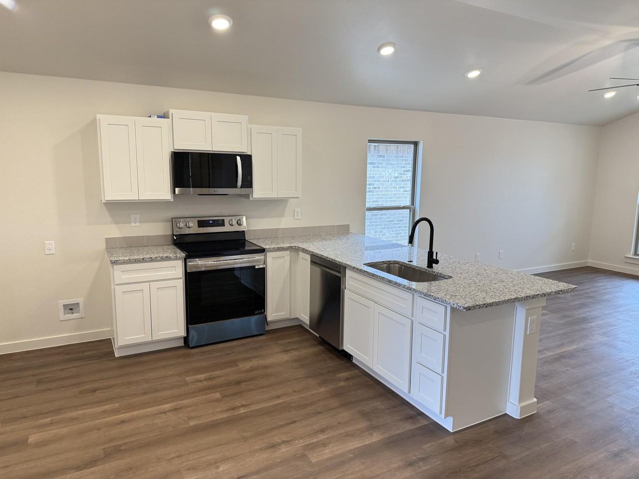 1305 N Chicago Ave - Photo 5 of 19