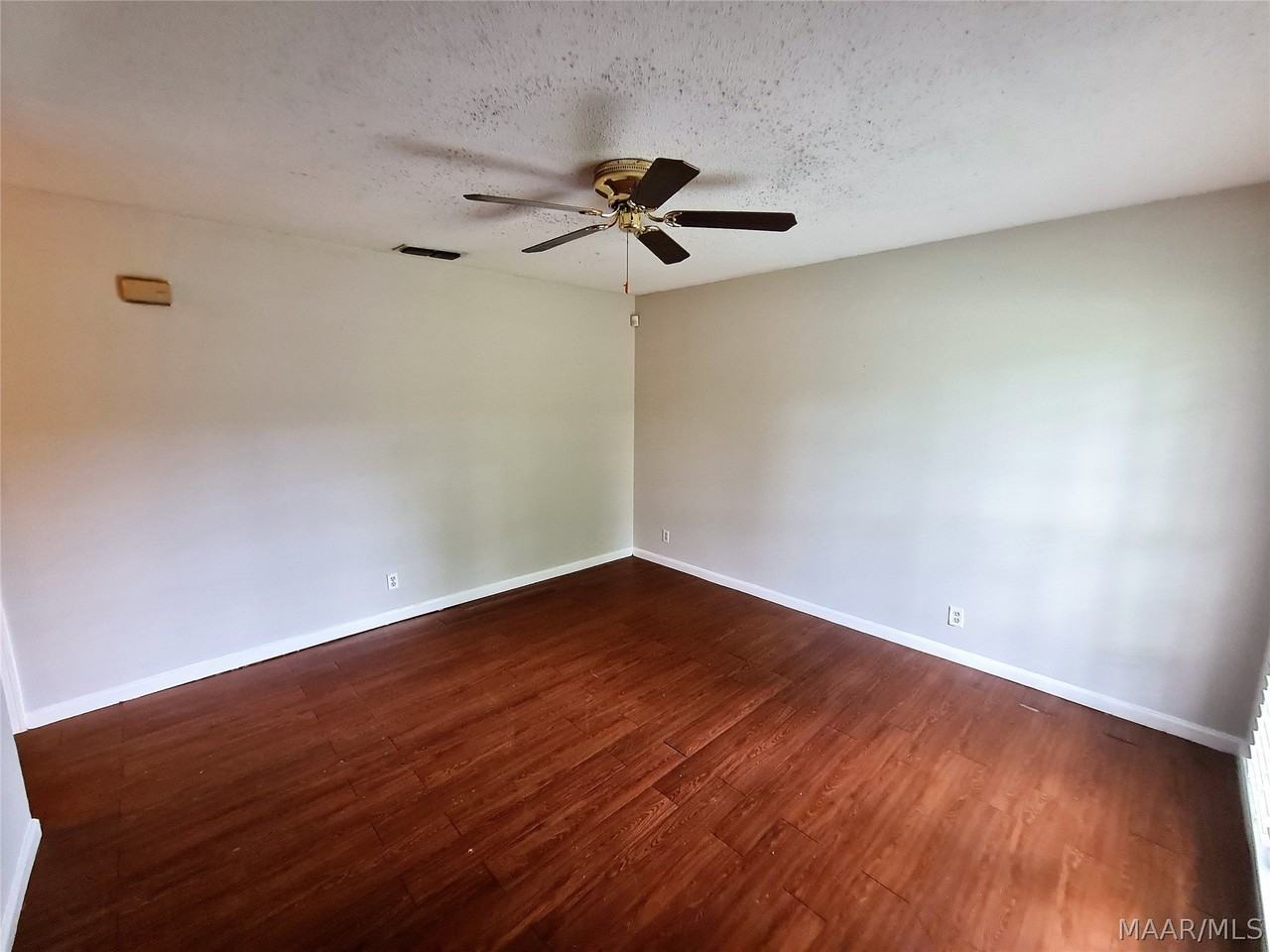 516 Lawndale Ln - Photo 3 of 26