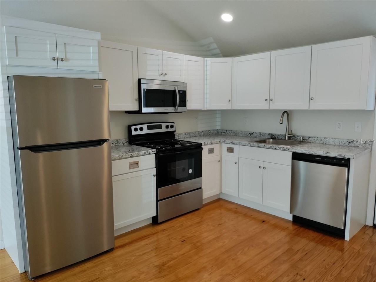 100 S Stone St #B - Photo 3 of 10