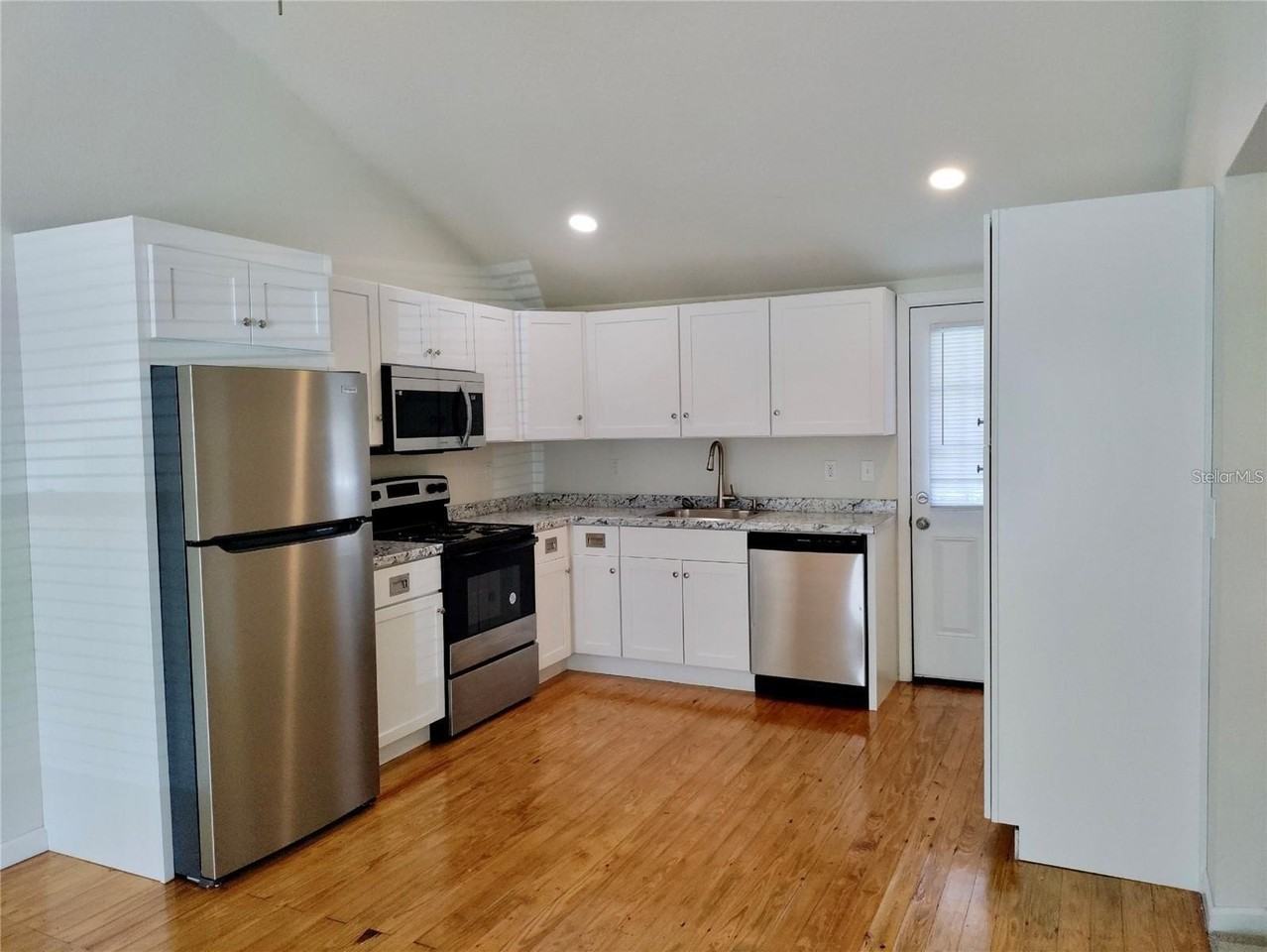 100 S Stone St #B - Photo 4 of 10