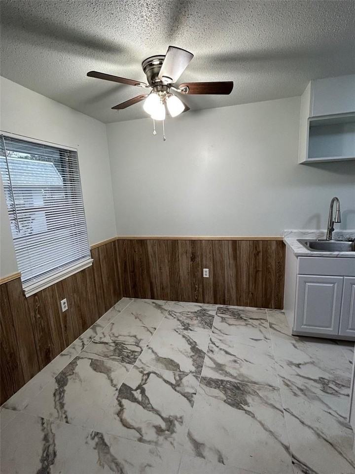 822 N New Hampshire Ave - Photo 4 of 11