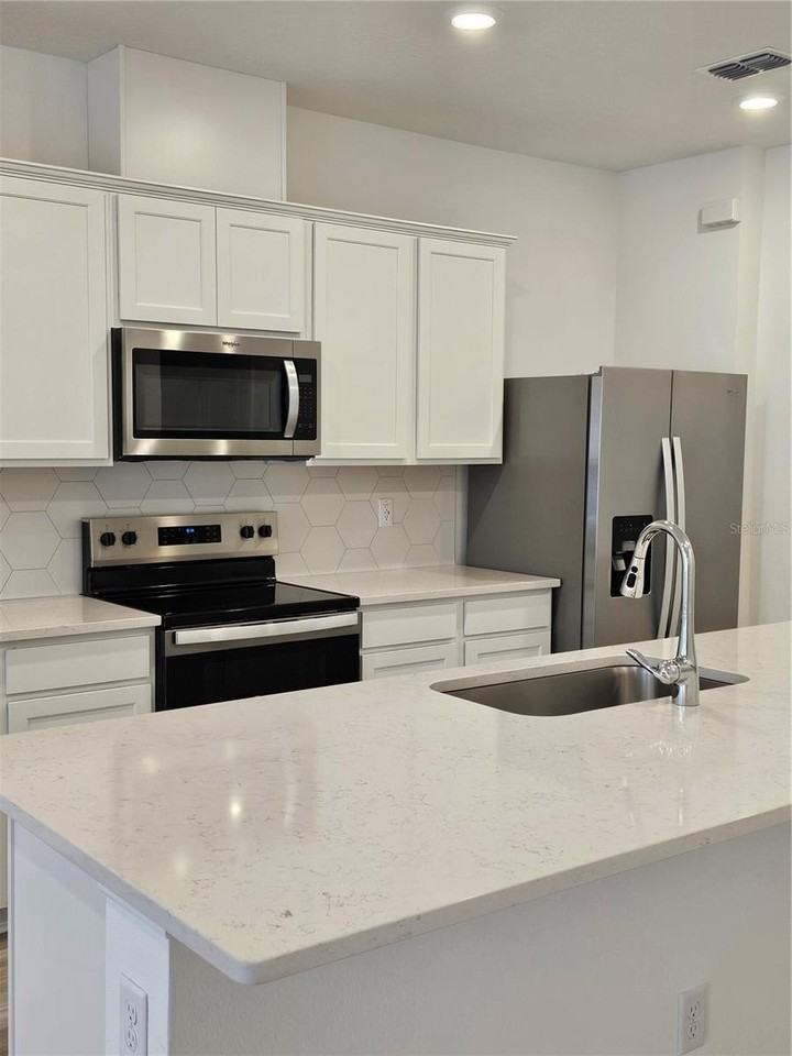 11483 HARBOVIEW ST - Photo 4 of 27