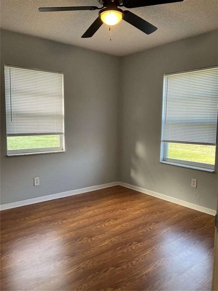 1002 Se 145th St - Photo 4 of 9