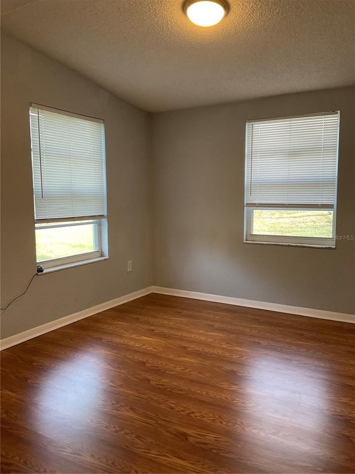 1002 Se 145th St - Photo 5 of 9