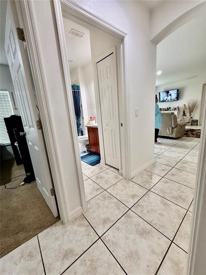 4029 Marina Isle Dr - Photo 4 of 9