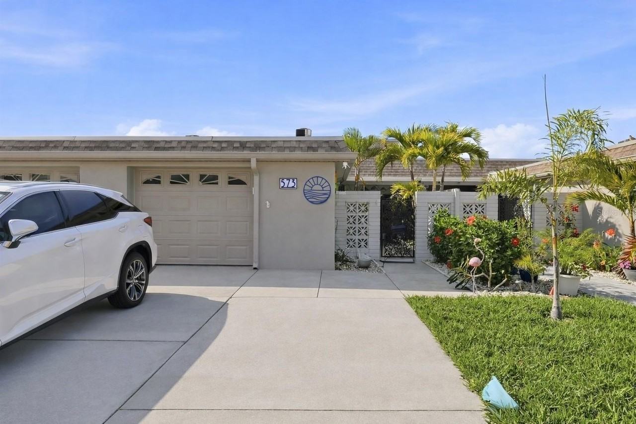 573 Boca Ciega Point Blvd N - Photo 3 of 31