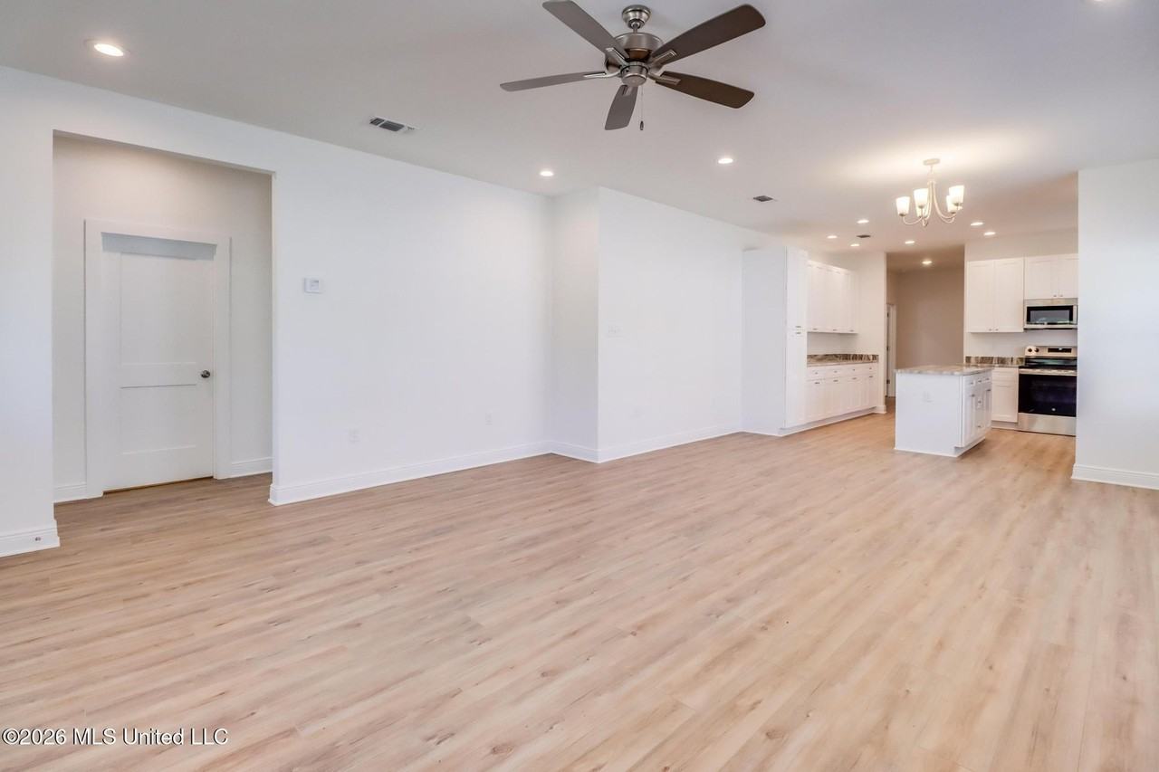 13451 Mary Ave - Photo 4 of 23