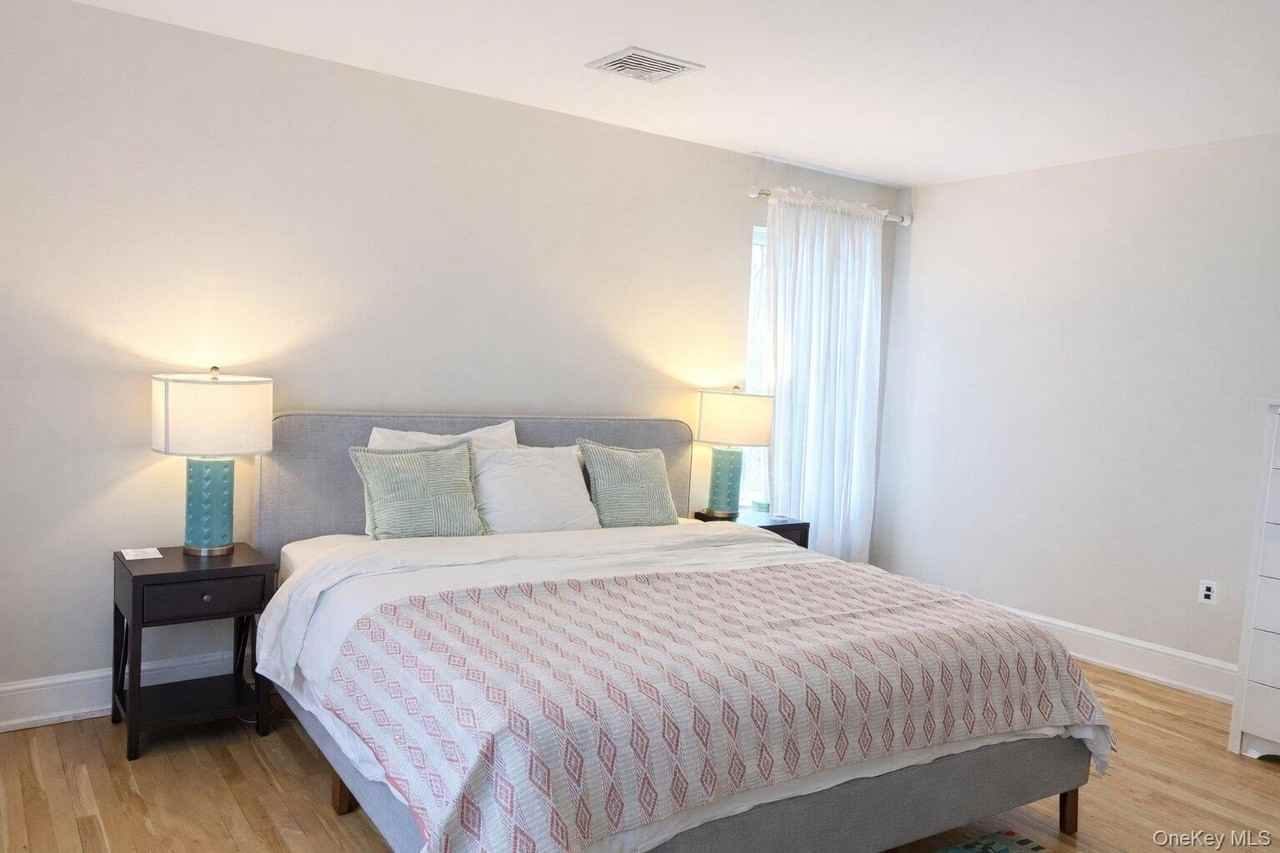 194 Westchester Ave - Photo 7 of 30