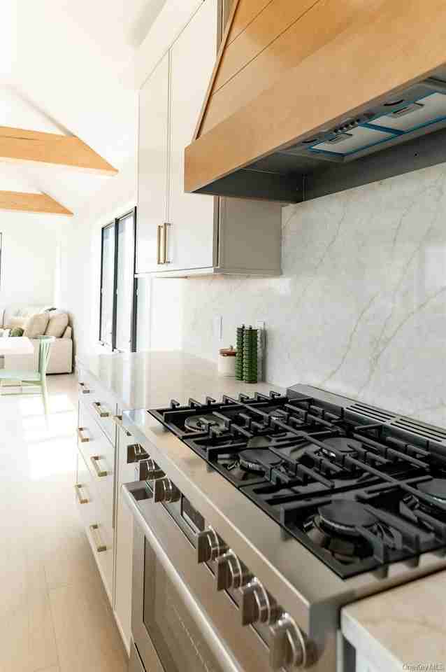 319 Wilmot Rd - Photo 6 of 46