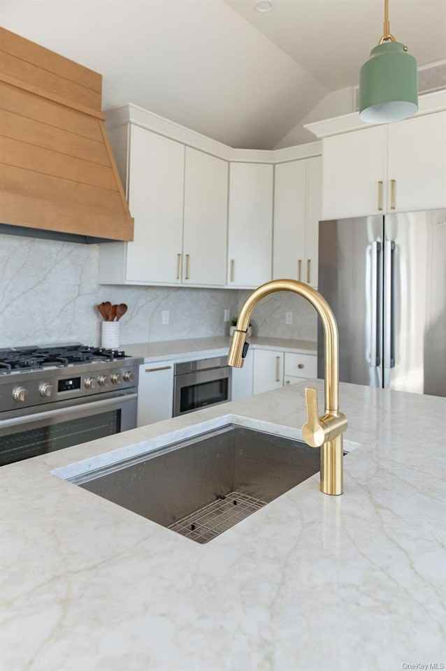 319 Wilmot Rd - Photo 5 of 46