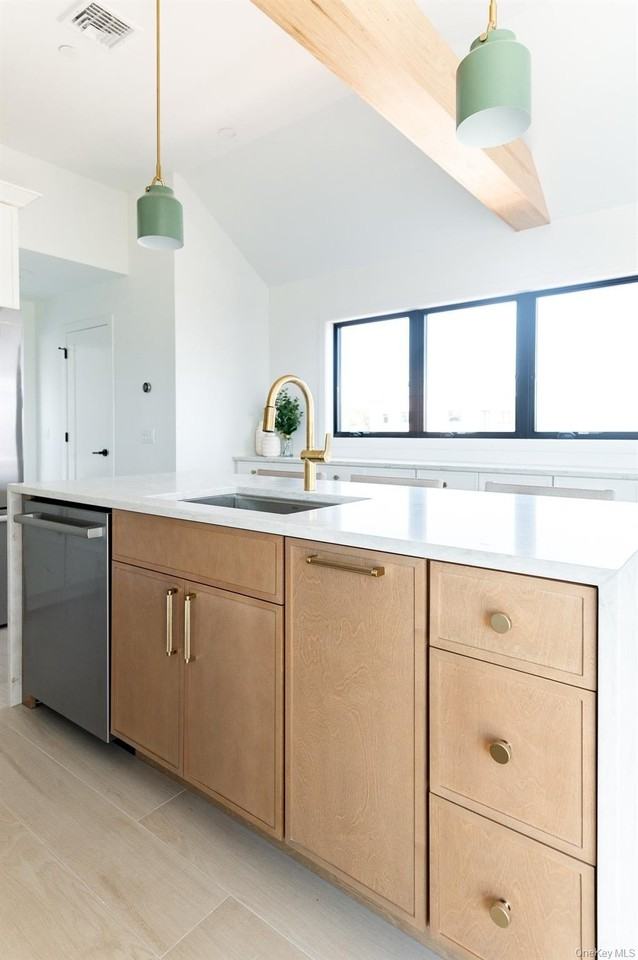 319 Wilmot Rd - Photo 7 of 46