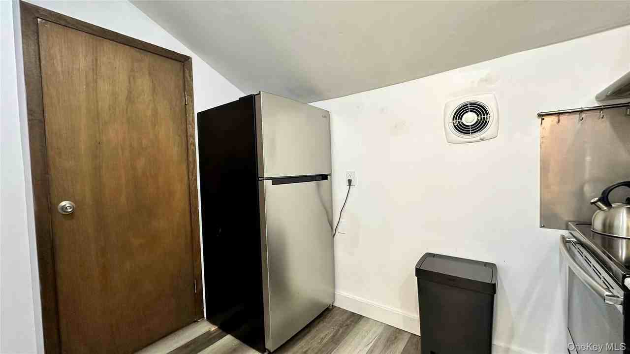 22 Ludlam Ave Unit 2 - Photo 4 of 12