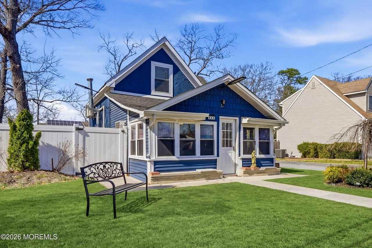 644 Ocean Ave - Photo 2 of 39