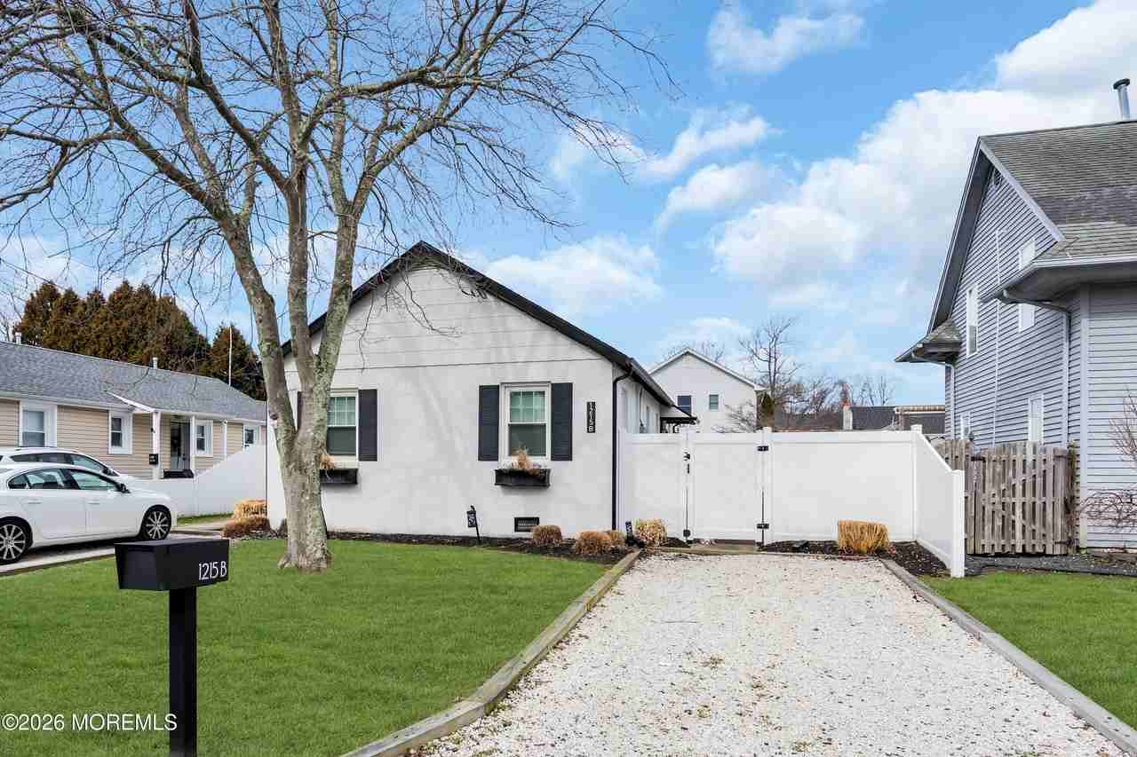 1215 Lister St Unit B - Photo 2 of 16