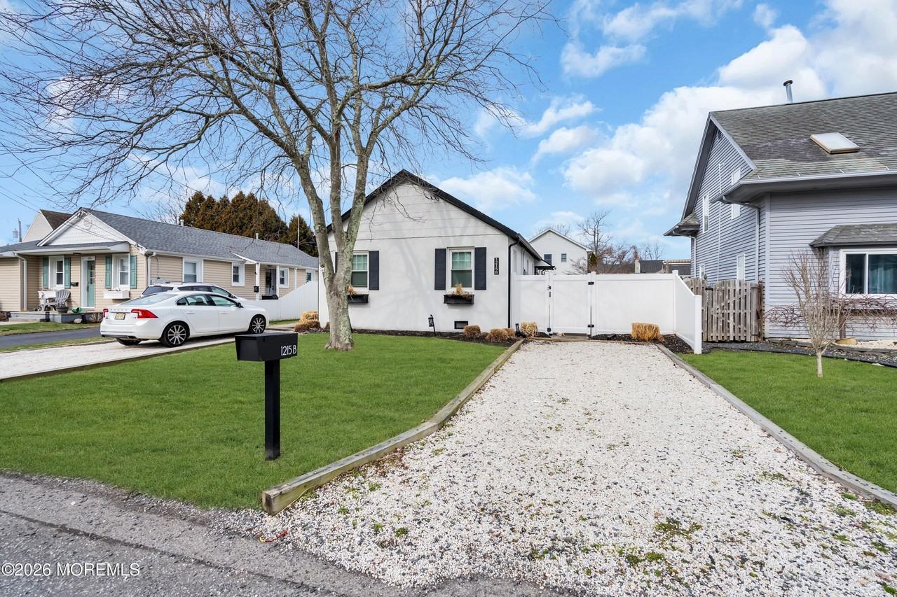 1215 Lister St Unit B - Photo 3 of 16