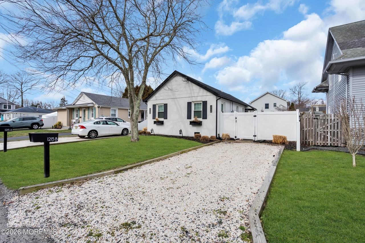 1215 Lister St Unit B - Photo 4 of 16