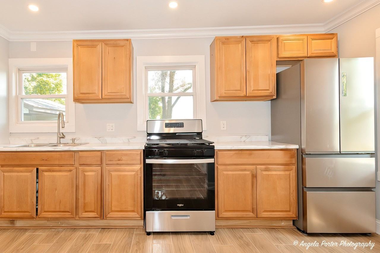 1501 Round Lake Dr - Photo 2 of 20