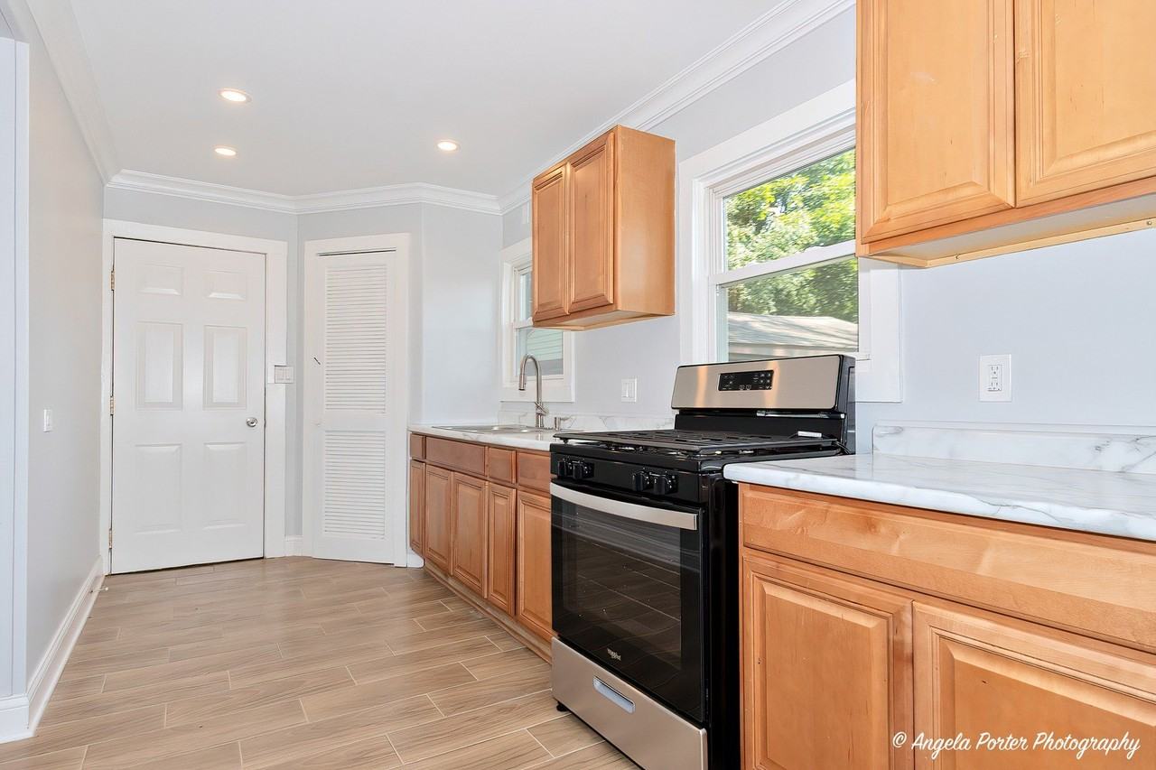 1501 Round Lake Dr - Photo 3 of 20