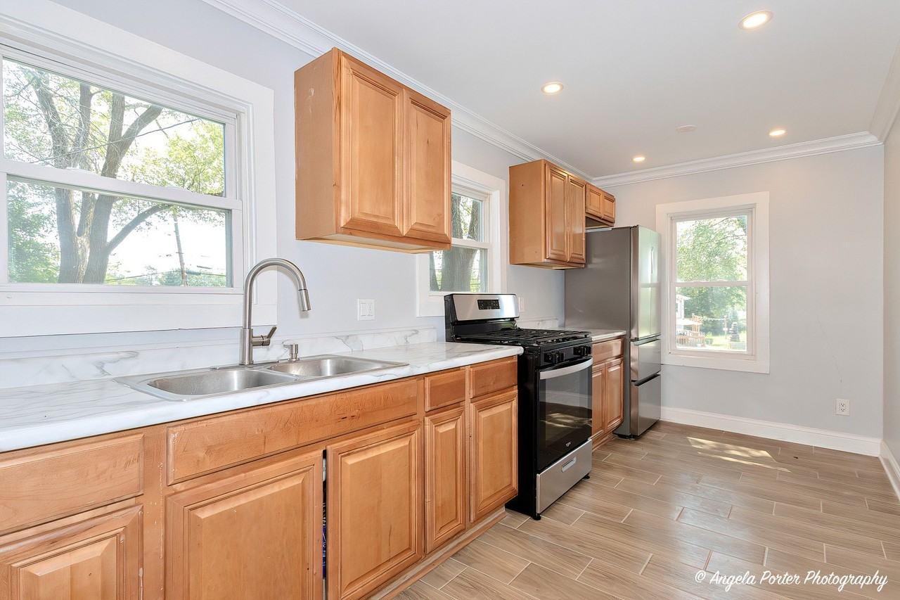 1501 Round Lake Dr - Photo 4 of 20