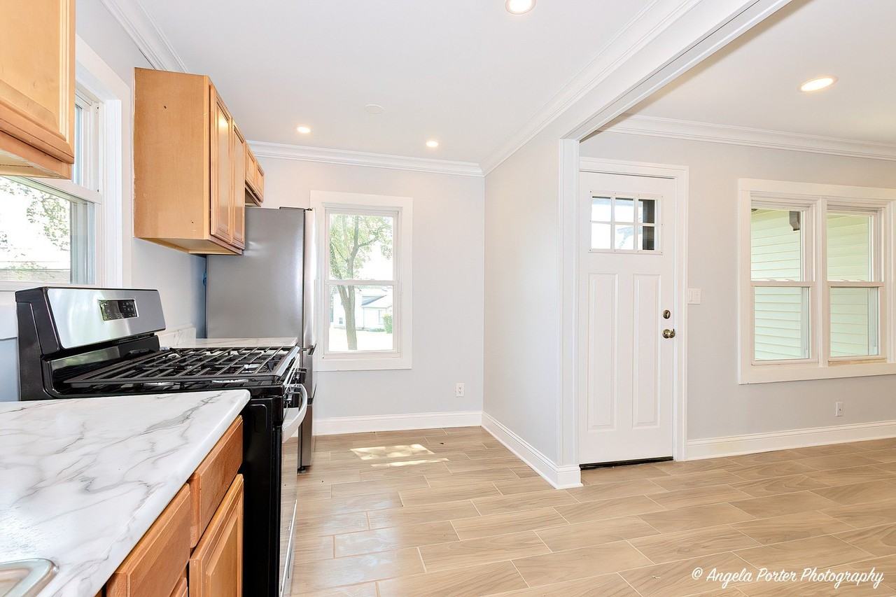 1501 Round Lake Dr - Photo 5 of 20