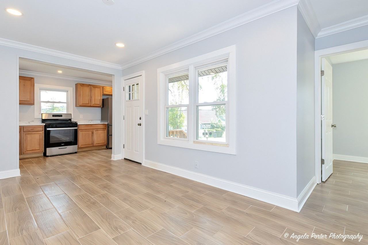 1501 Round Lake Dr - Photo 6 of 20