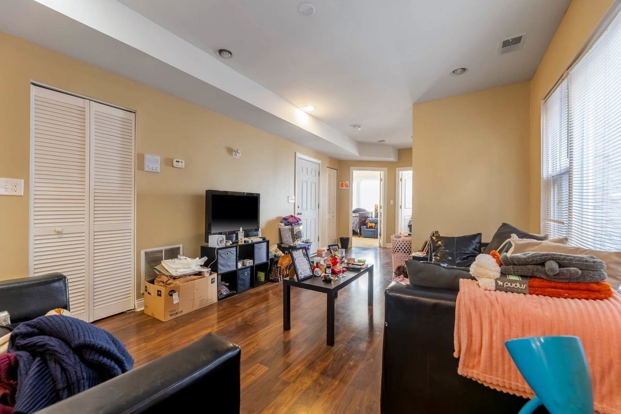 8010 S Michigan Ave Apt 2 - Photo 4 of 15