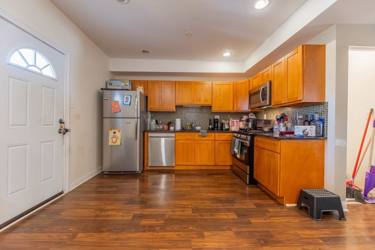 8010 S Michigan Ave Apt 2 - Photo 6 of 15