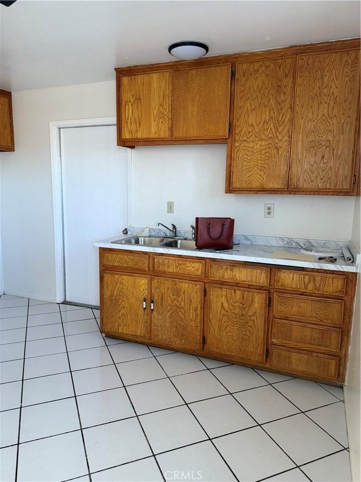 16230 Sequoia St - Photo 4 of 8