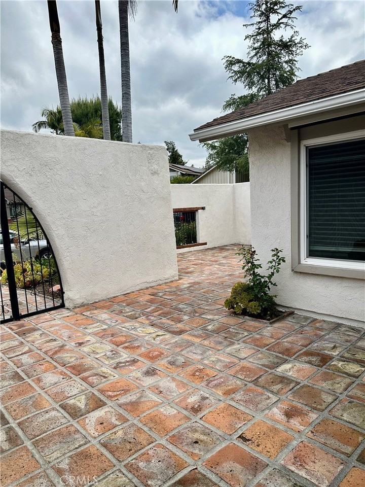 27462 Via Olmo - Photo 4 of 33