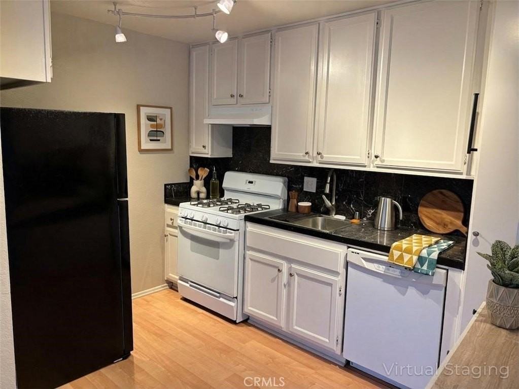 16971 Hoskins Ln - Photo 4 of 12