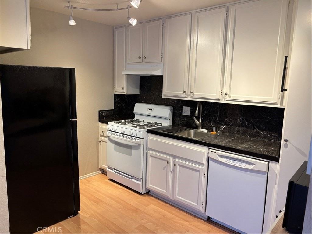 16971 Hoskins Ln - Photo 5 of 12