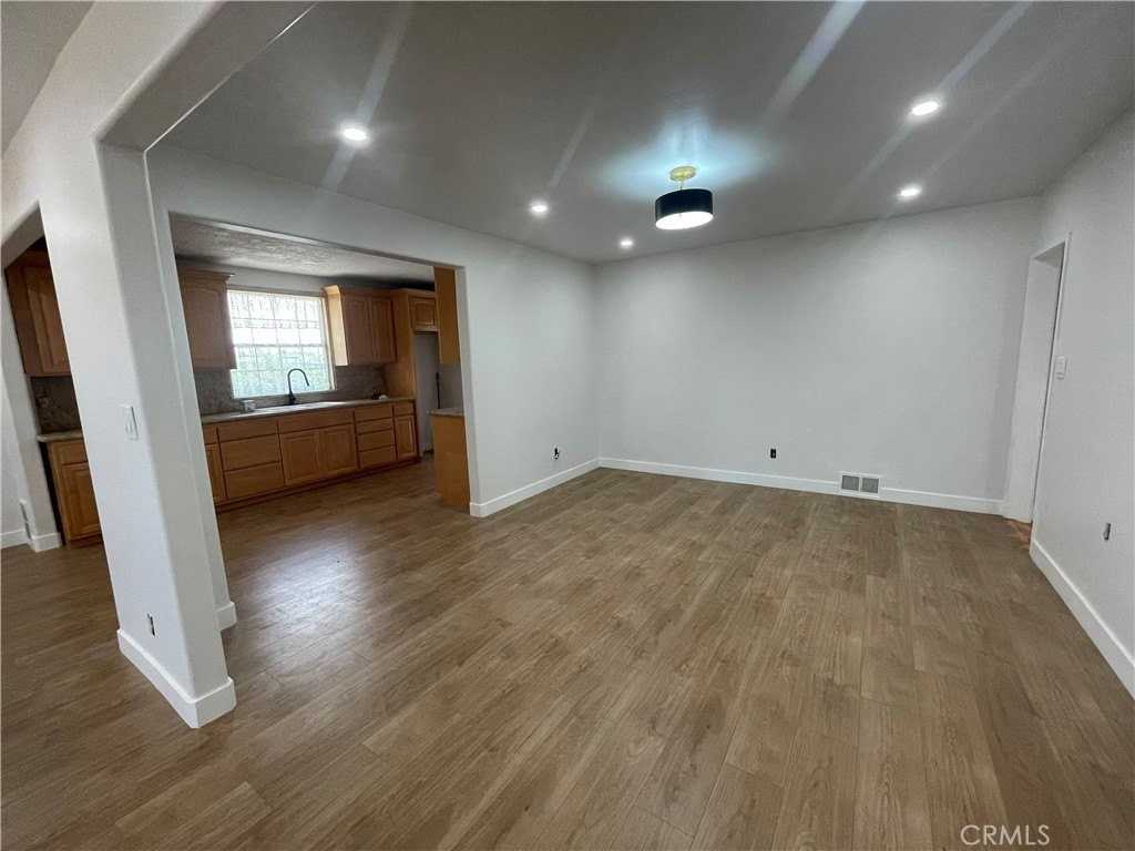 408 E Elm St - Photo 5 of 19