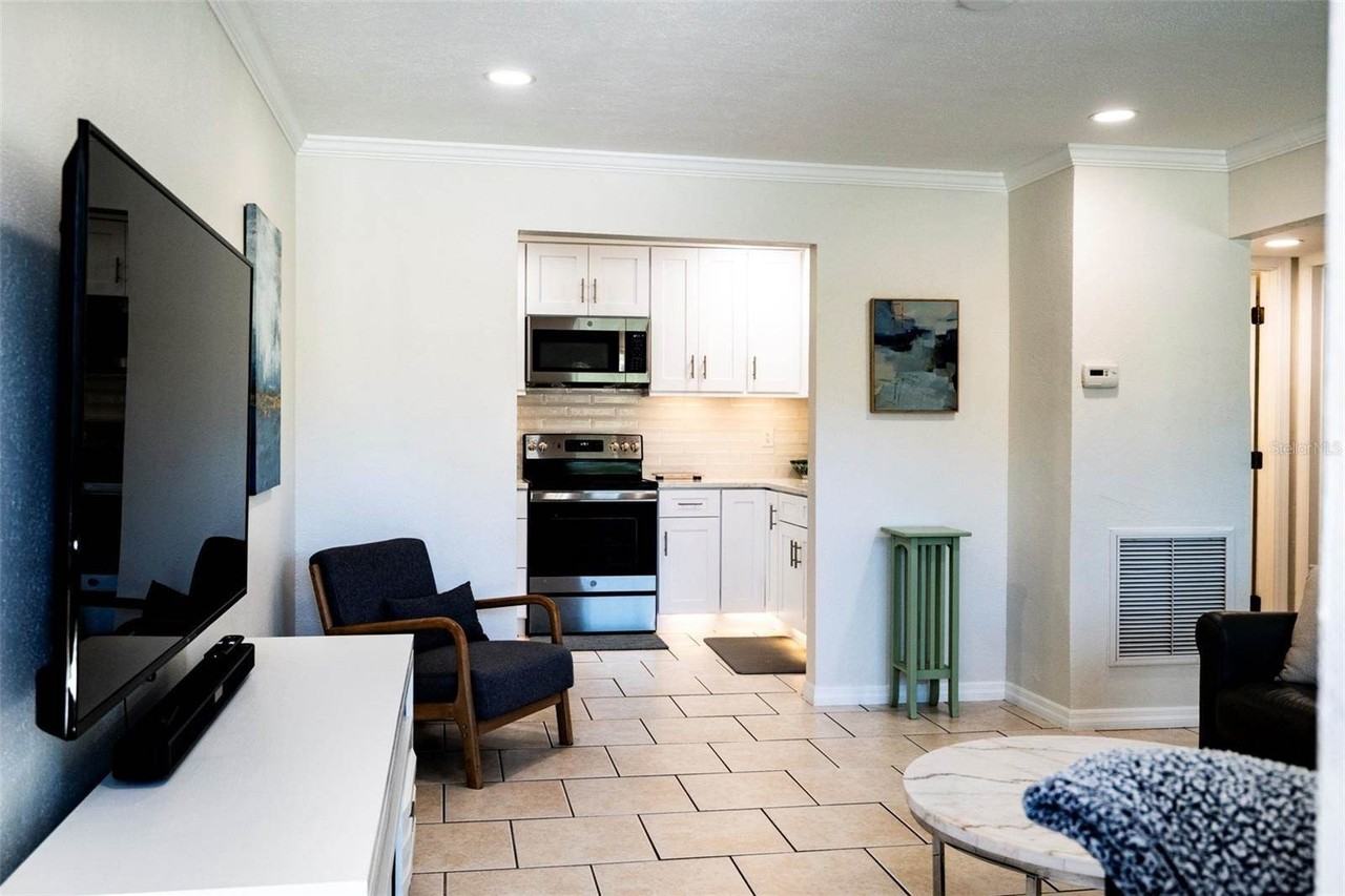 569 Bamboo Dr S - Photo 4 of 32