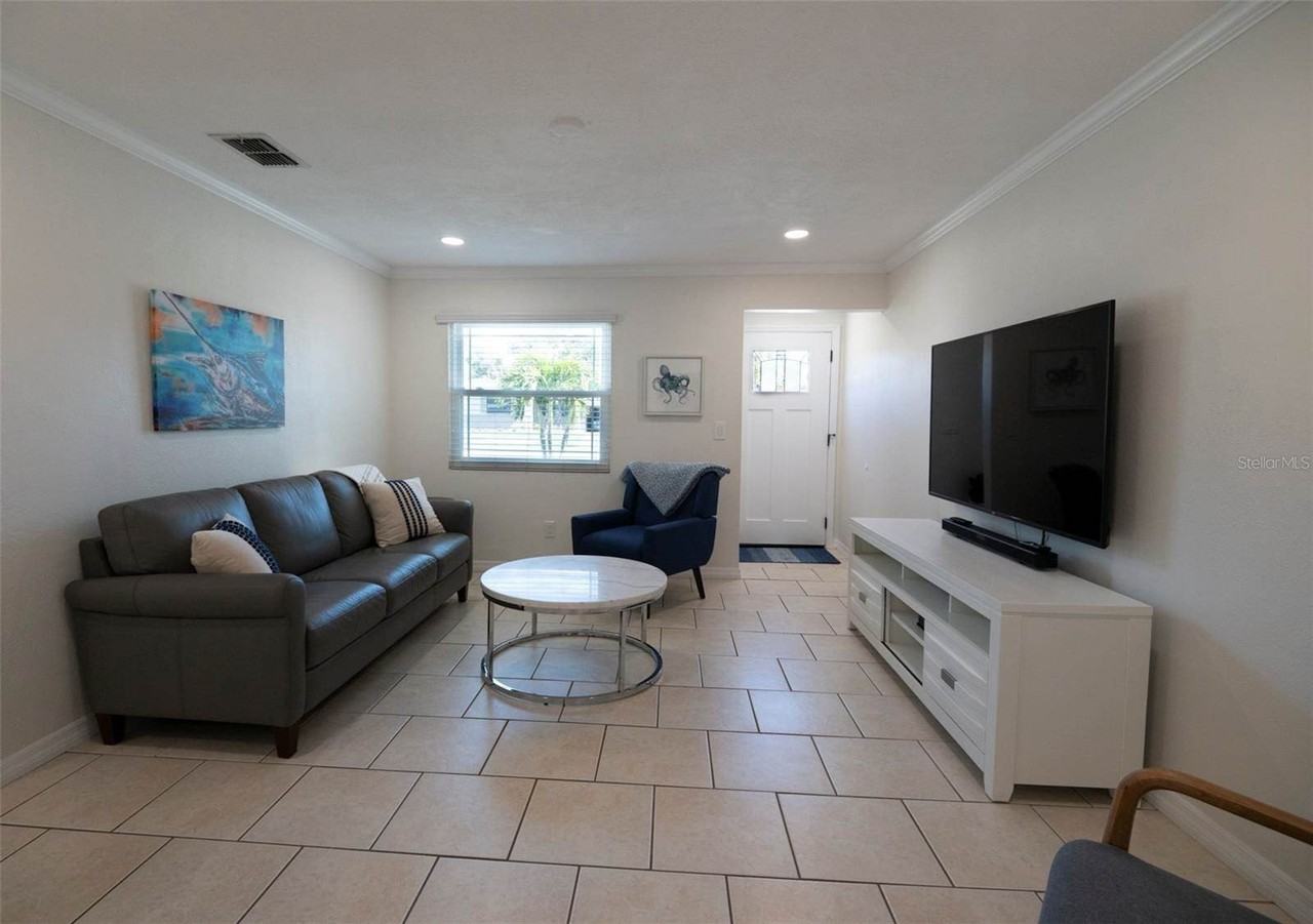 569 Bamboo Dr S - Photo 5 of 32