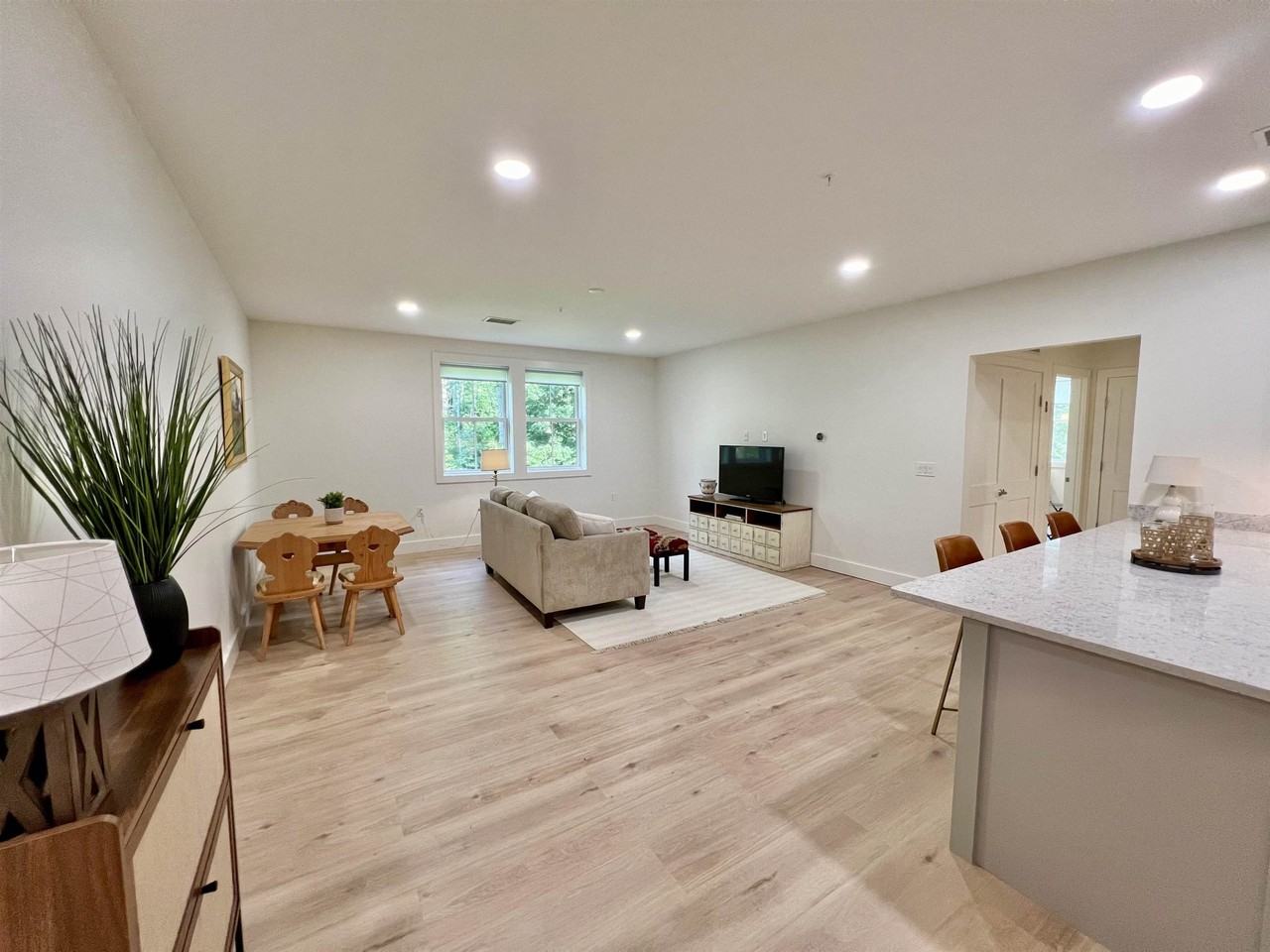 48 Della St - Photo 6 of 15