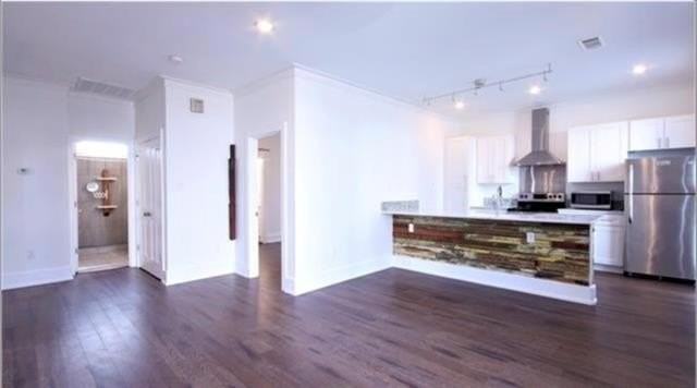 210 S Lopez St - Photo 2 of 8