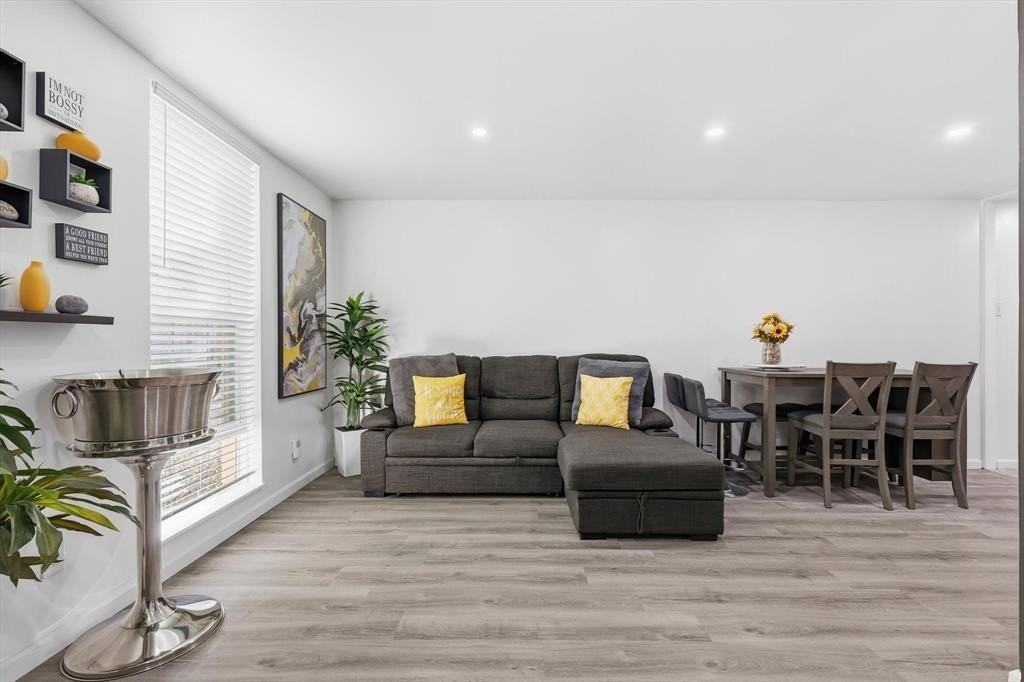 9829 Park Lane Ct #B - Photo 4 of 36