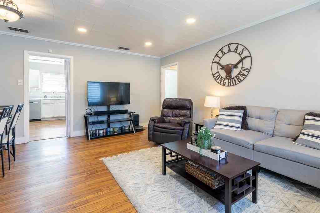 1803 Oak Tree Ln - Photo 4 of 25