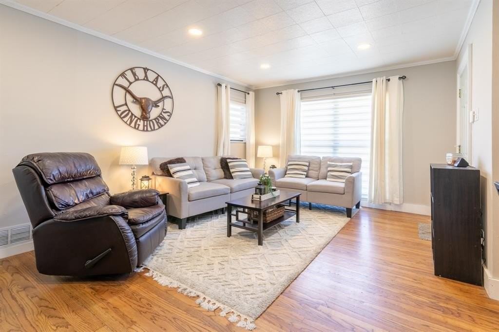 1803 Oak Tree Ln - Photo 5 of 25