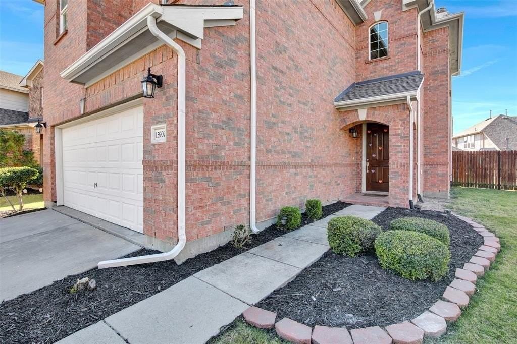 15900 Alvarado Dr - Photo 3 of 26