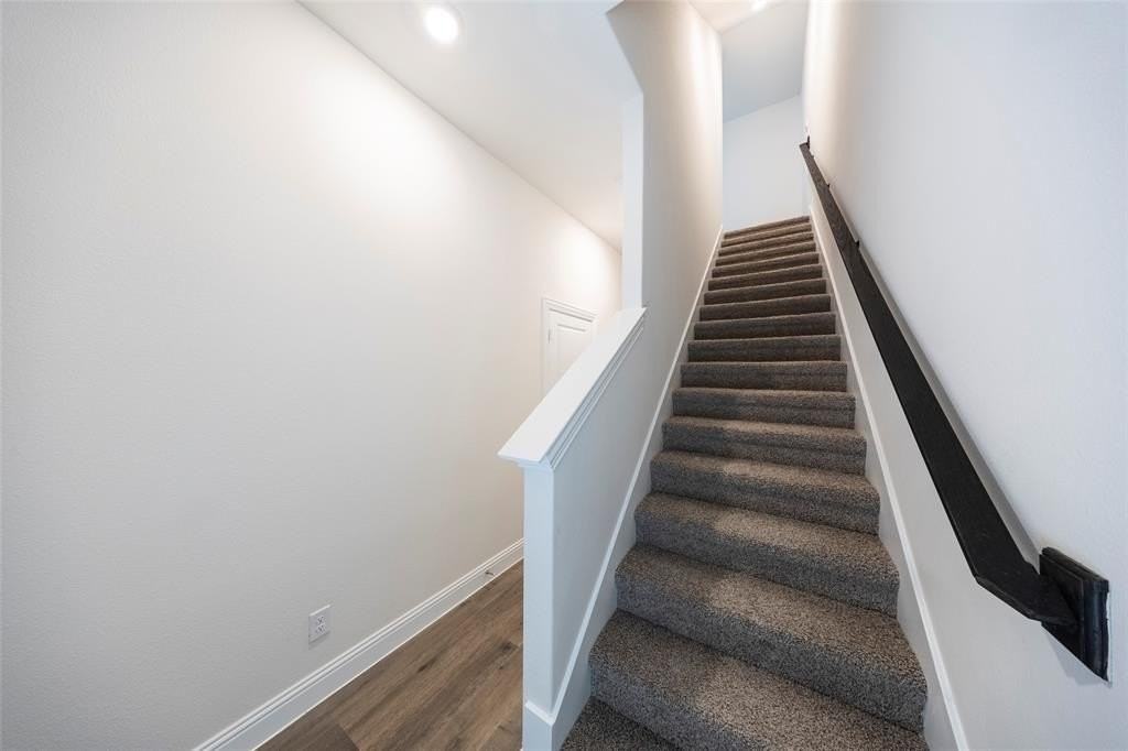 1530 Lake District Dr - Photo 6 of 32