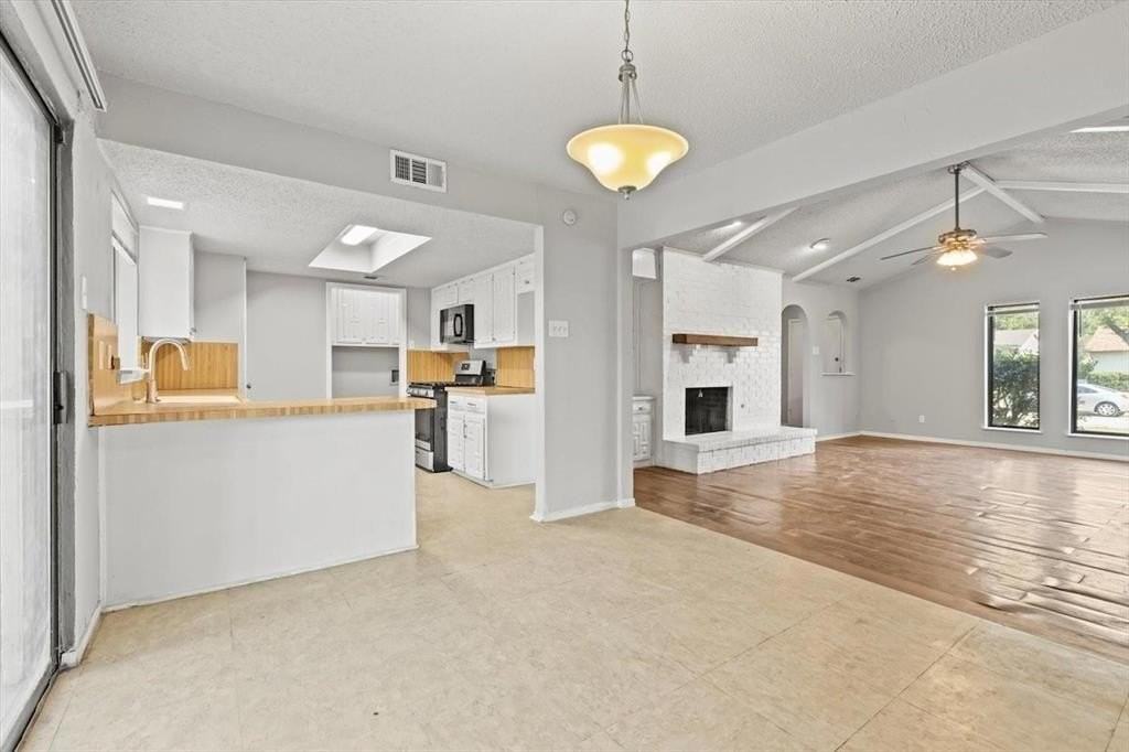 1414 Kingsbridge Dr - Photo 2 of 7