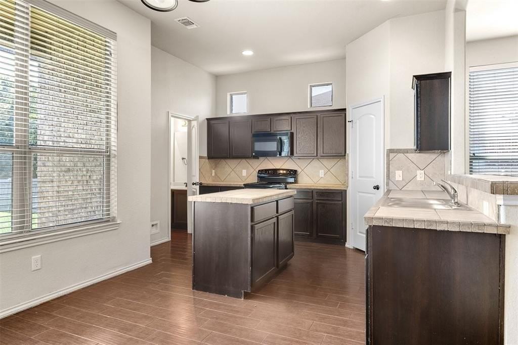 377 Orbit Dr - Photo 4 of 15