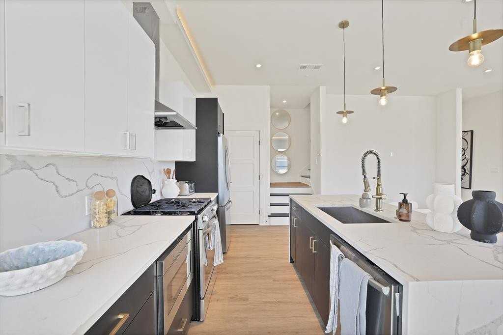 1731 N Fitzhugh Ave #1 - Photo 4 of 25