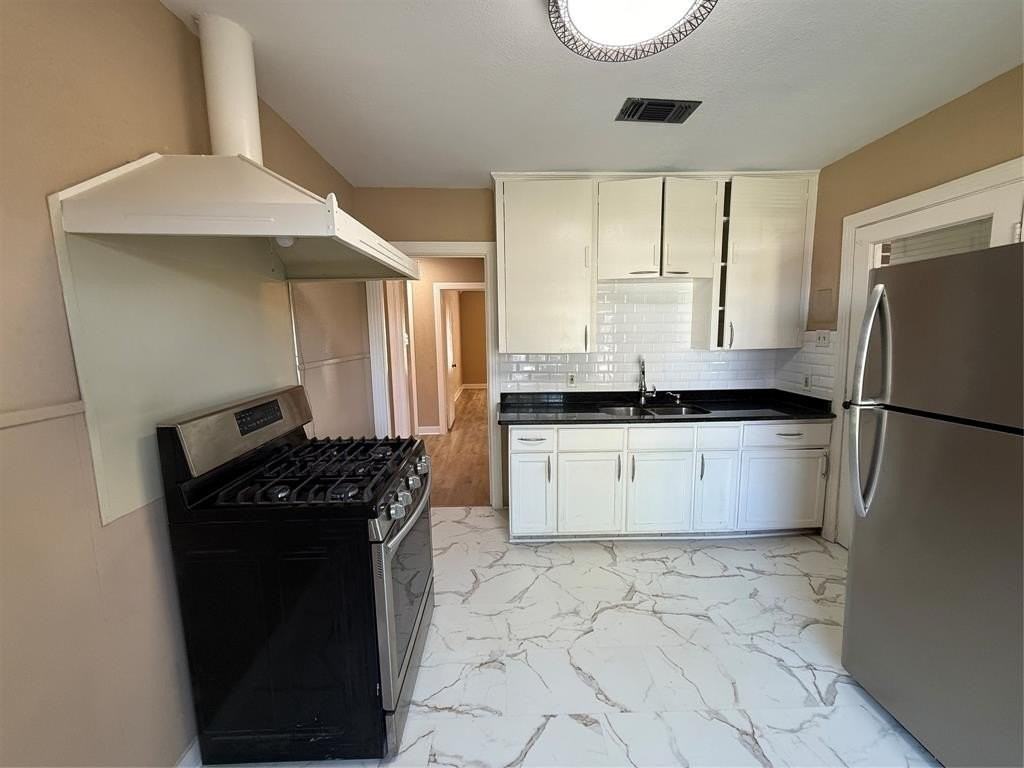 2133 Edwin St - Photo 3 of 15