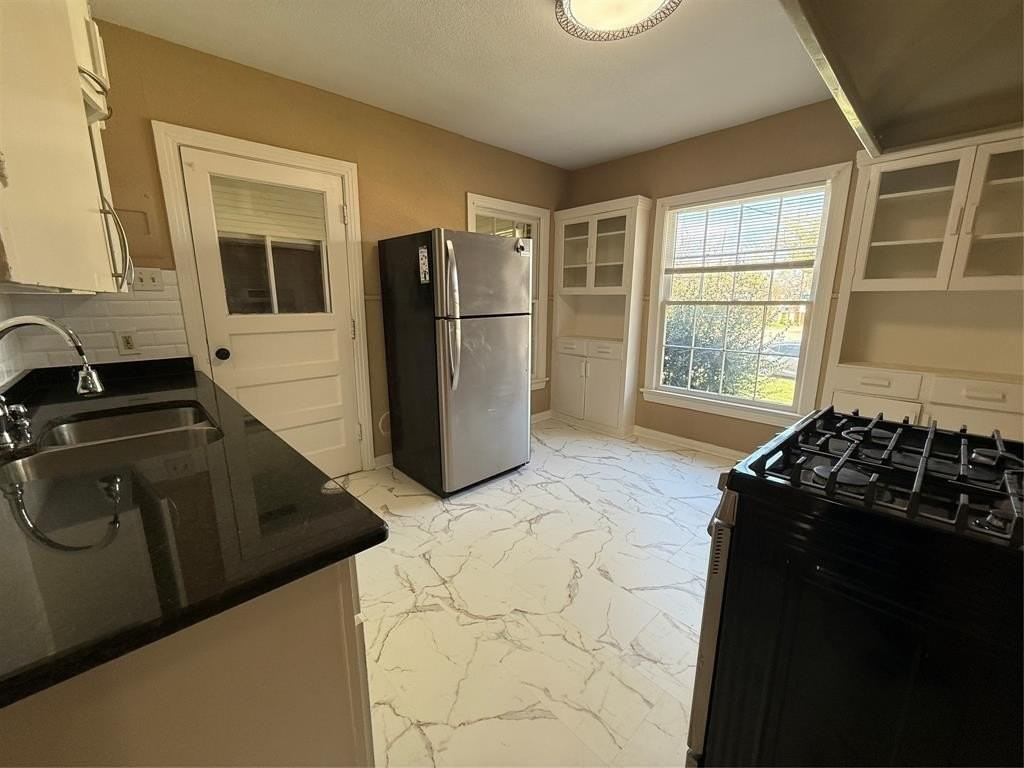 2133 Edwin St - Photo 4 of 15